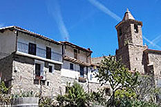 Casas con solana junto a la iglesia